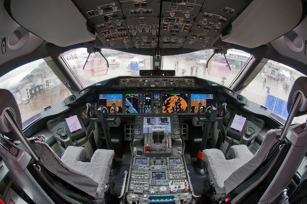 Boeing 787-8 flight deck, N787BA. Family reference photograph; this page’s specifications refer to the 787-9.